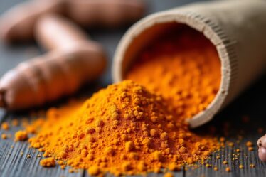 Curcuma : Ce qu'il faut savoir sur ses risques, effets indésirables et précautions d'emploi
